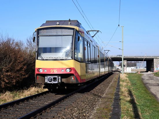 Eine Stadtbahn fährt zwischen Rastatt und Kuppenheim auf der Murgtalbahnstrecke. Foto: Uli Deck/dpa