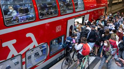 dpatopbilder - Reisende, zum Teil mit Fahrrädern, wollen am Berliner Hauptbahnhof in einen Regionalzug nach Rostock steigen. Foto: Monika Skolimowska/dpa