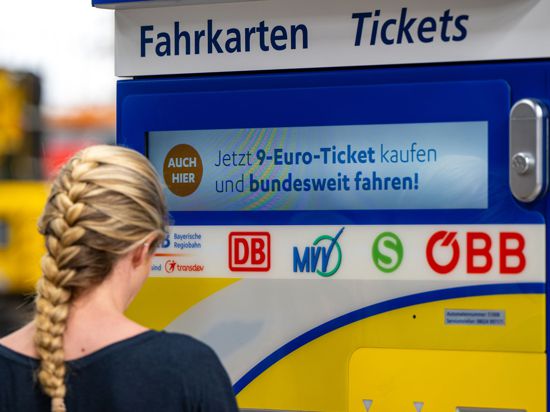 ARCHIV - Werbung für das 9-Euro-Ticket an einem Automaten. Foto: Lennart Preiss/dpa/Archivbild