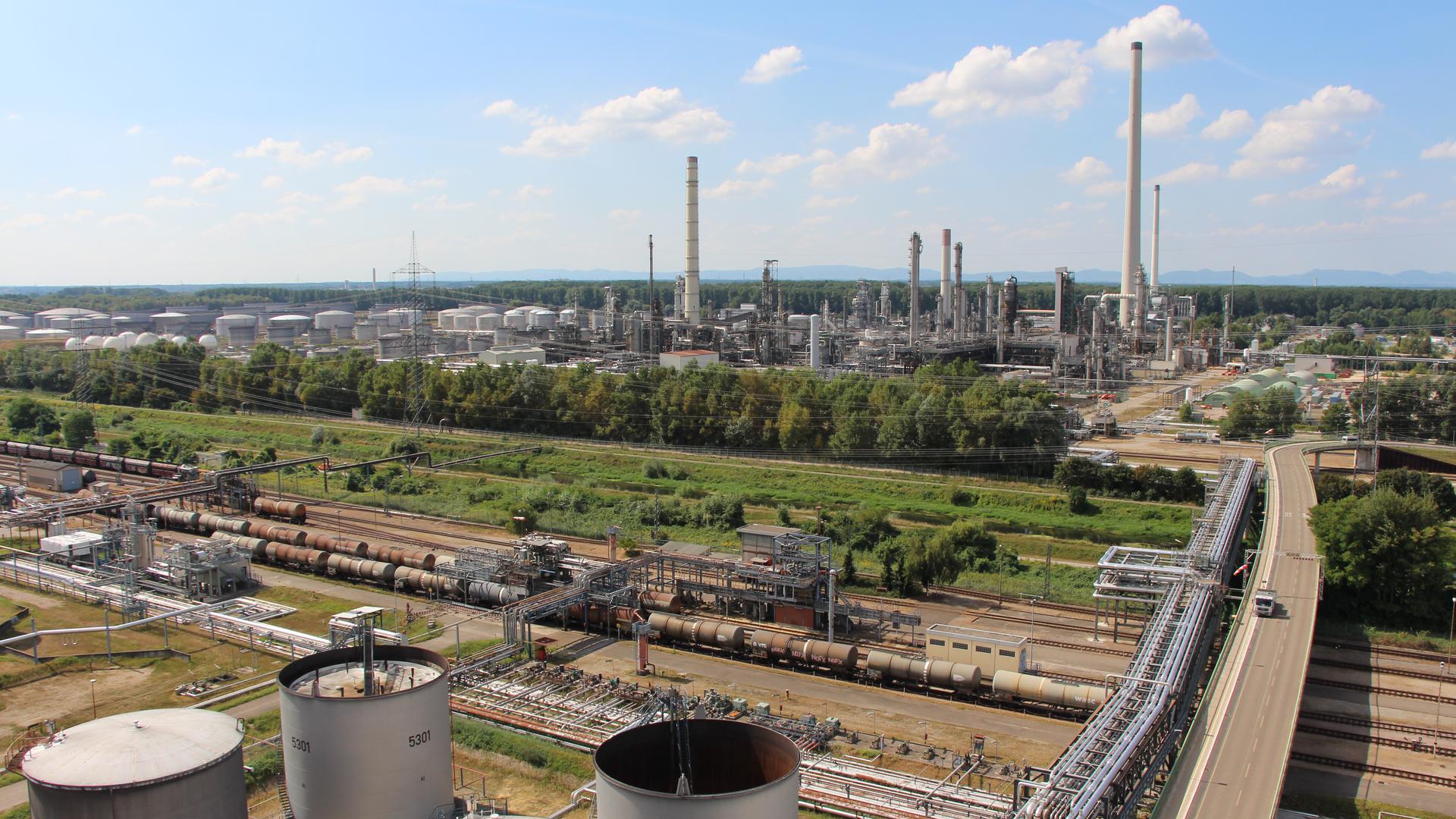 Riesige Raffinerie: Das Foto zeigt nur einen Teil von Deutschlands Nummer eins. An der ist die Rosneft Deutschland GmbH mit 24 Prozent beteiligt. Laut einem Medienbericht will Berlin den Erhalt von Rosneft Deutschland.