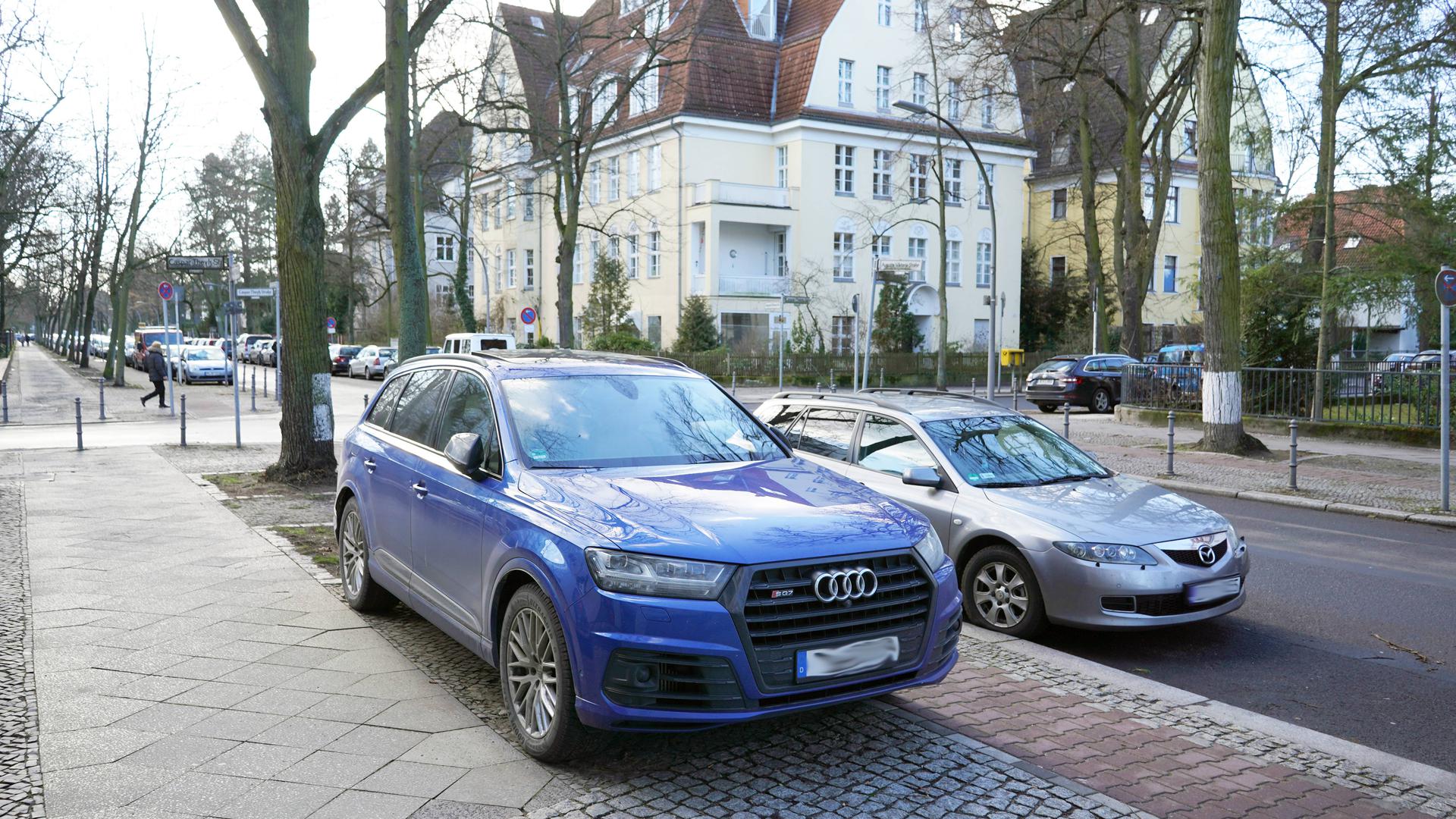 Mancher SUV-Fahrer parkt sogar direkt auf dem Gehsteig, so wie hier in Berlin.
