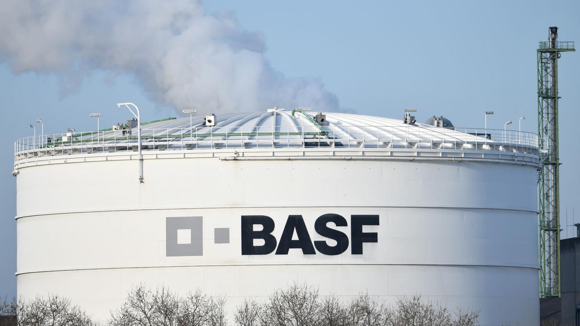 Das Logo des Chemiekonzerns BASF ist auf einer Industrieanlage auf dem Werksgelände in Ludwigshafen angebracht.