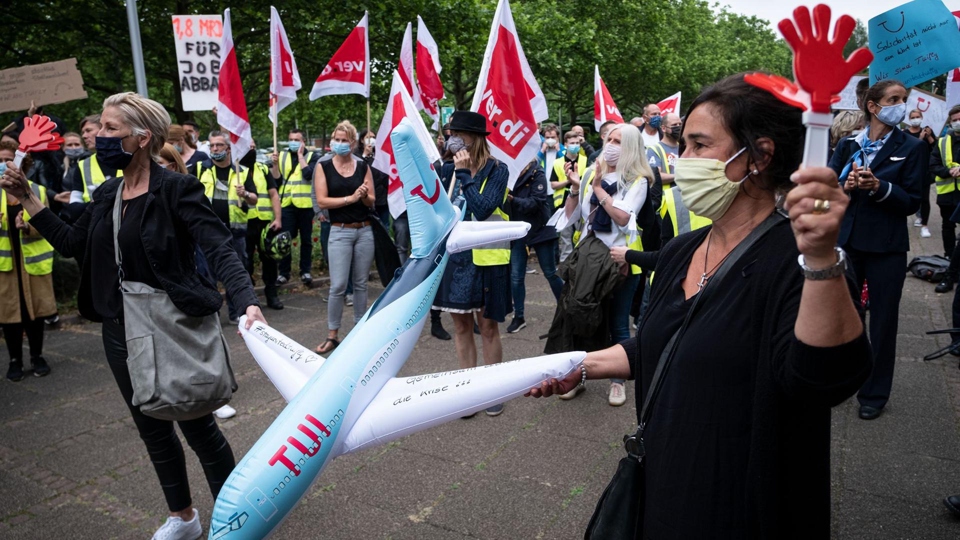 Flugbegleiter von Tuifly demonstrieren während der Aufsichtsratssitzung vor dem Gebäude der Tui Group in Hannover.