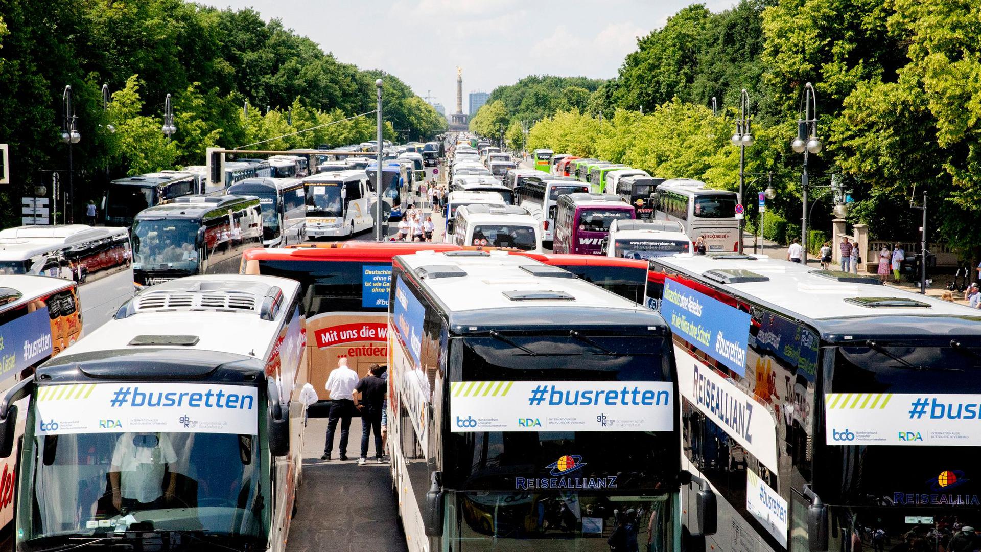 Reisebusse stehen bei einer Protestaktion zur wirtschaftlichen Lage von Bus- und Touristikunternehmen auf der Straße des 17. Juni vor der Siegessäule in Berlin.