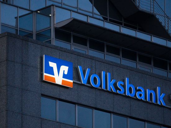 Das Logo der Volksbank ist auf einem Gebäude zu sehen.