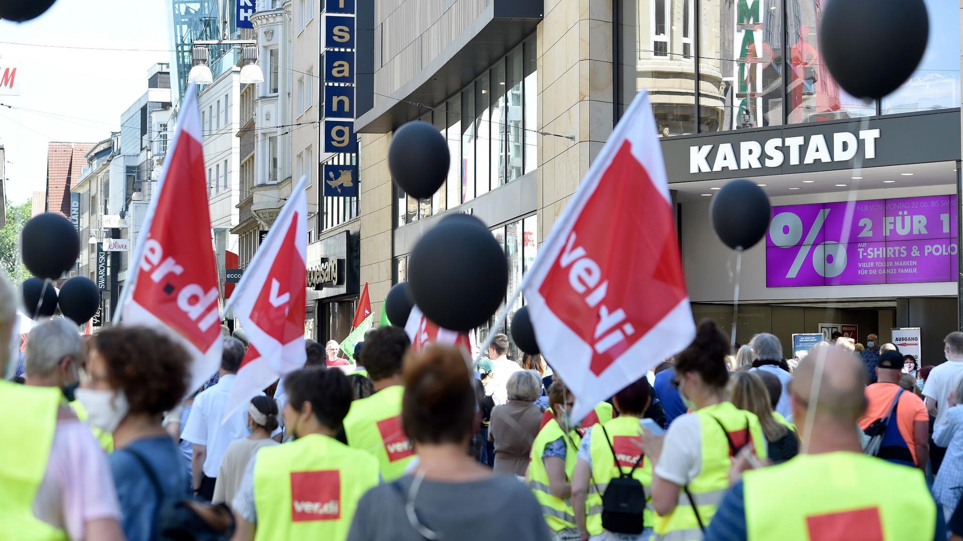 Betriebsräte von Galeria Karstadt Kaufhof und Karstadt Sports demonstrieren vor einer Filiale in Dortmund.