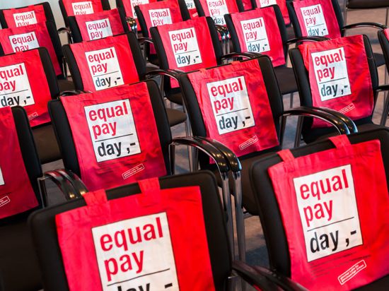 Kampagne für gleiche Bezahlung: Noch immer liegen die Einkommen von Männern und Frauen weit auseinander - bundesweit hat daher am Freitag die Equal Pay Day-Kampagne 2023 begonnen.