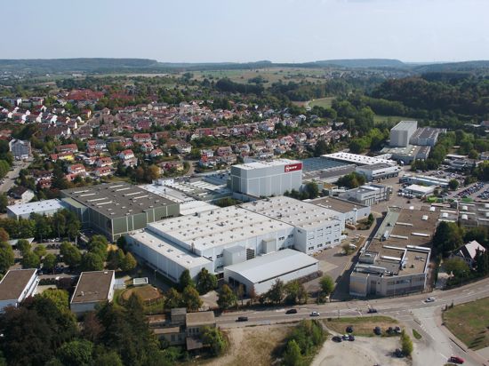 Neff und die Stadt Bretten: Rund 1.300 Mitarbeiterinnen und Mitarbeiter arbeiten im Neff-Werk für den Münchner BSH-Konzern. Im vergangenen Jahr stellten sie 500.000 Backöfen und 850.000 Dunstabzugshauben her. Gäbe es keinen Materialengpass, könnte noch mehr produziert werden.