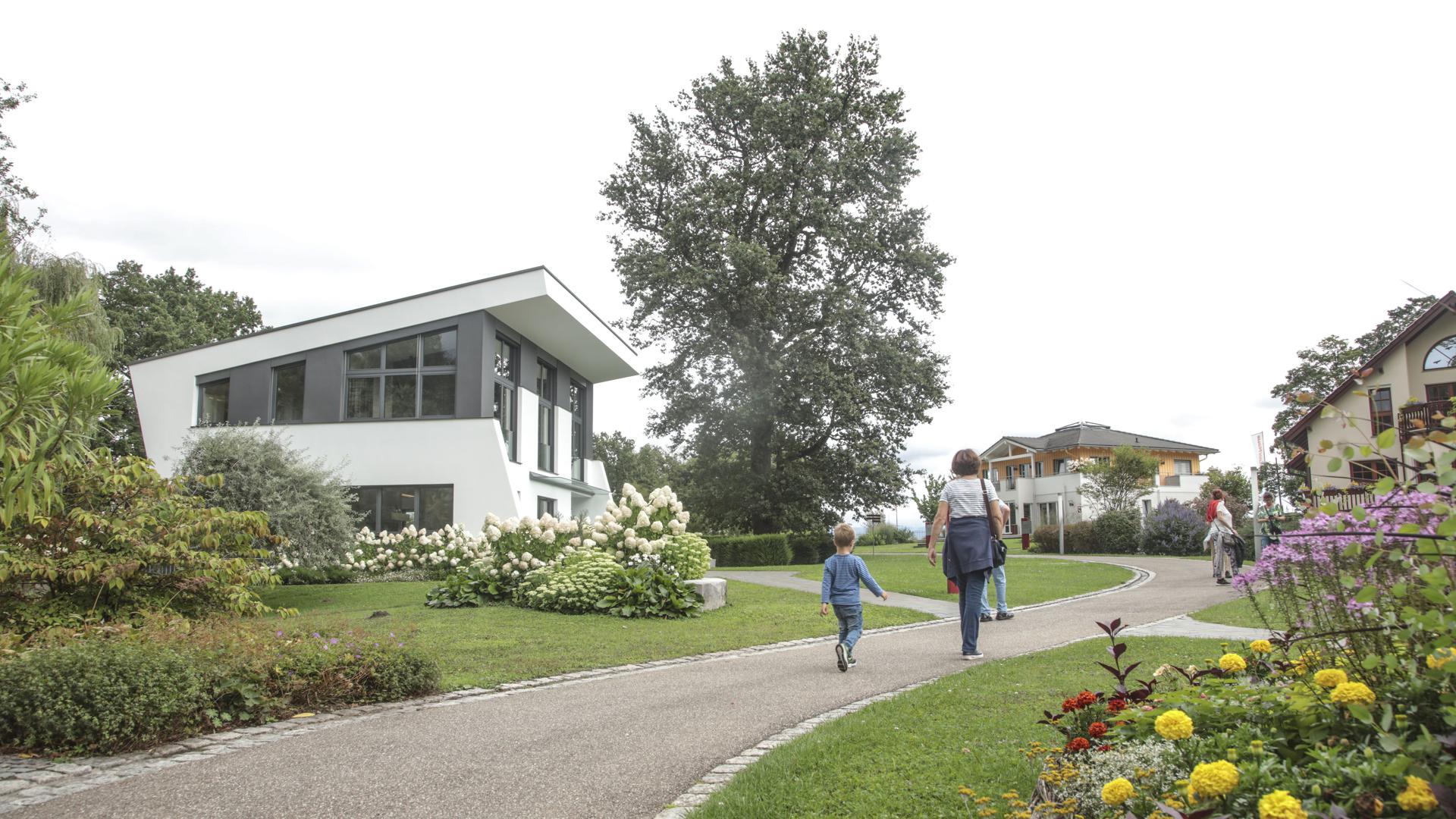 Beim Bau energieeffizienter Häuser, wie diesen auf dem Ausstellungsareal, gilt der Fertighaushersteller aus Rheinau-Linx als Branchenvorreiter. 