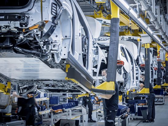 Mercedes-Benz Werk Rastatt: Produktion des ersten Kompakt-SUV EQA gestartet – 2021 auch im Werk Peking (China). Ausfahrt nach Montage der Bodengruppe mit dem elektrischen Antriebsstrang und Karosserie („Hochzeit“). 