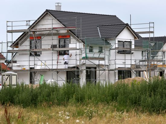 Bauarbeiter arbeiten an der Fertigstellung von Einfamilienhäusern.