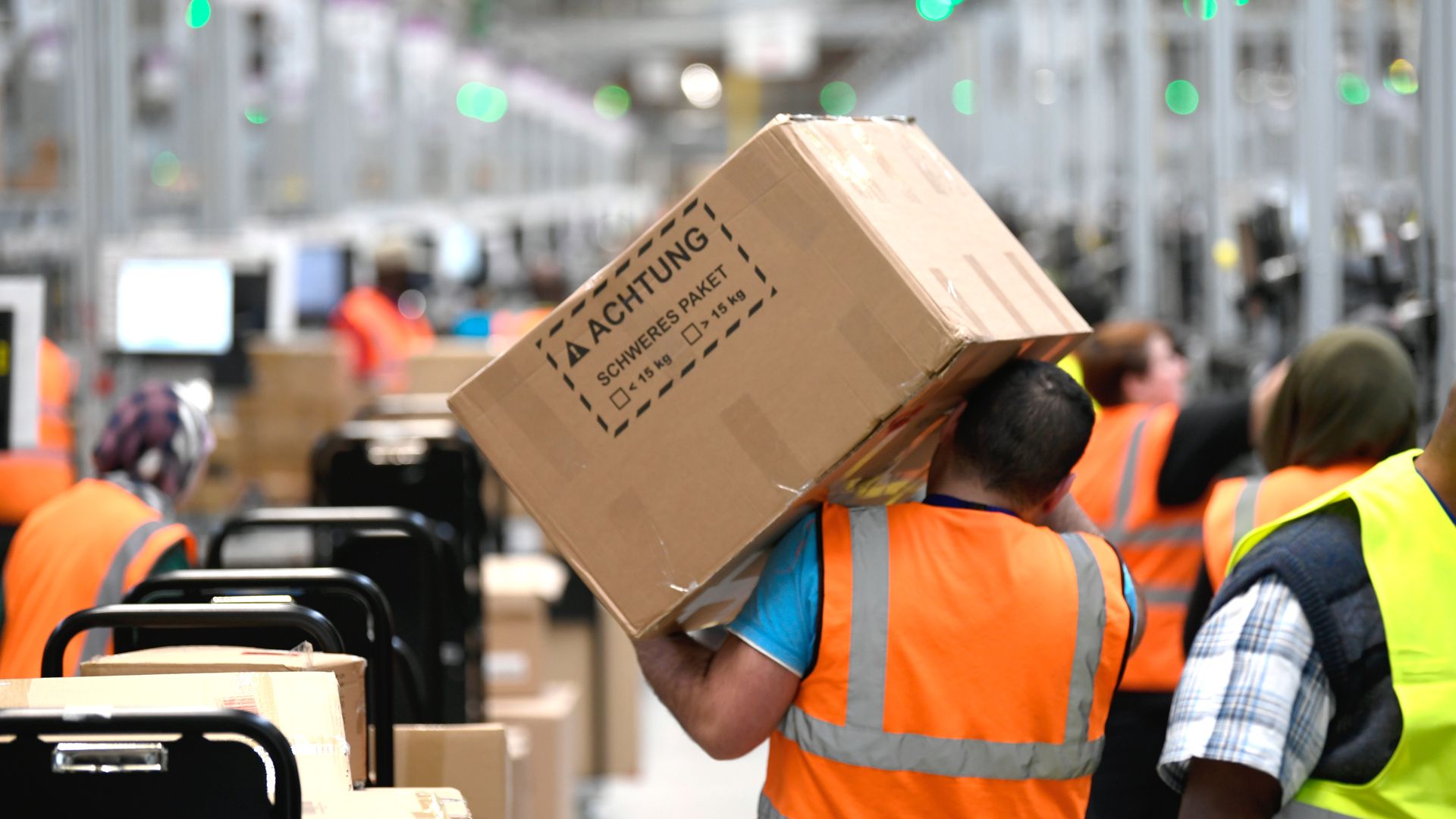 Große Last: Mitarbeiter in den Logistikzentren müssen viele und teilweise auch sehr schwere Pakete bewegen. Die Zahl dieser Pakete steigt beim Black Friday nochmal an.