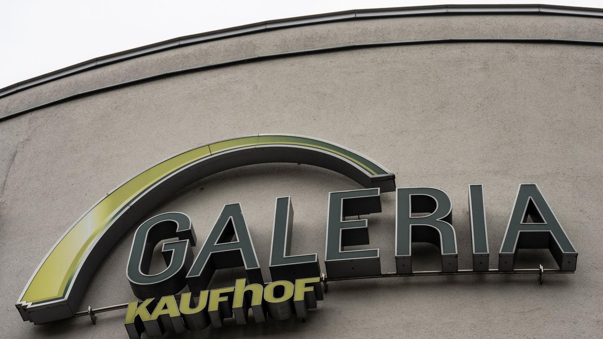 Das Logo der Galeria Kaufhof an der Fassade eines Einkaufzentrums.
