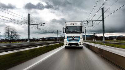 Ein  batterieelektrischer Mercedes-Benz eActros fährt seit Januar auf der zukünftiger Oberleitungsstrecke bis zu 300 Kilometer täglich.