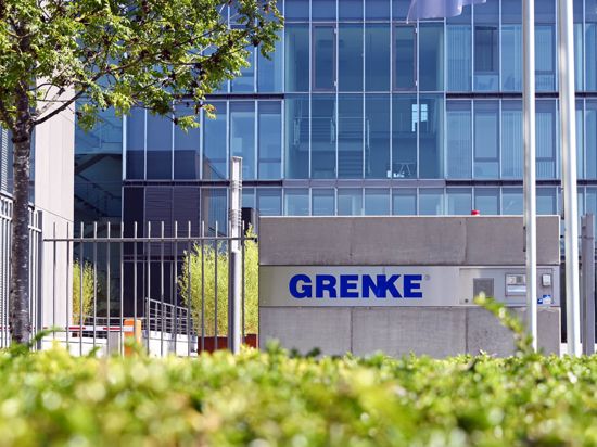Der Schriftzug des Leasingspezialisten Grenke AG steht an der Zentrale des Unternehmens.