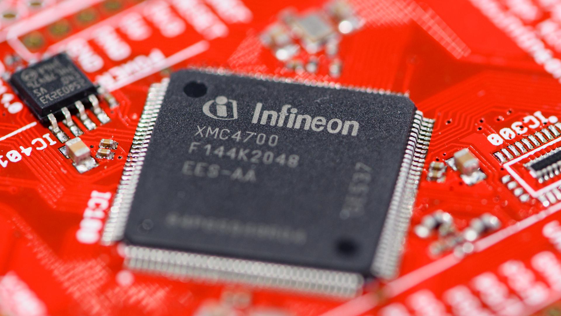 Das Logo von Infineon ist auf einem Chip auf der Platine eines Mikrocontroller-Kits zu sehen. 
