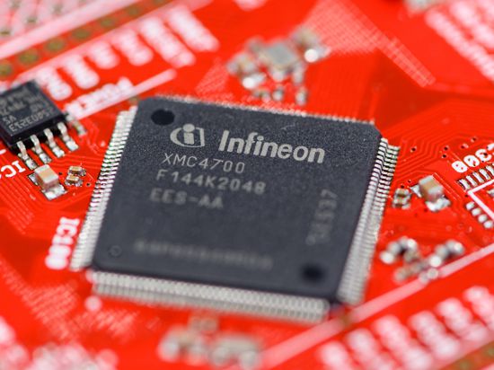 Das Logo von Infineon ist auf einem Chip auf der Platine eines Mikrocontroller-Kits zu sehen. (zu dpa «Der große Mikrochip-Mangel: Autoindustrie fehlt Elektronik-Nachschub») +++ dpa-Bildfunk +++