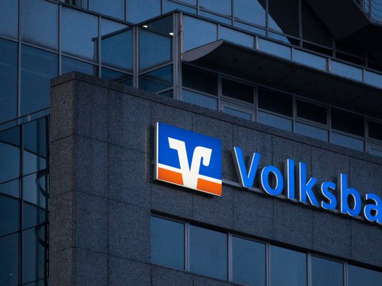 Das Logo der Volksbank ist auf einem Gebäude in der Innenstadt zu sehen.