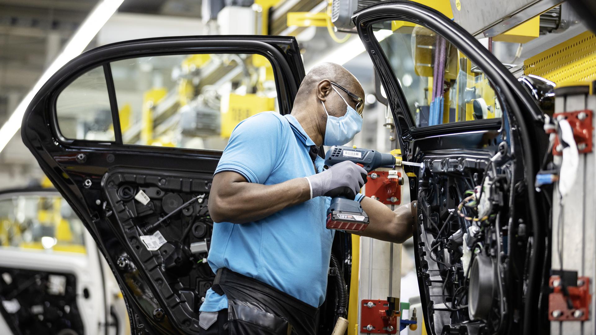 Montage im Mercedes-Werk Rastatt: In der kommenden Woche wird die Produktion gedrosselt.
