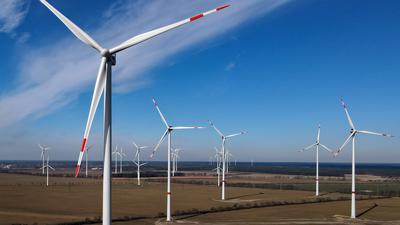 Der Windpark «Albertshof» der Berliner Stadtwerke (Luftaufnahme mit einer Drohne). Am selben Tag findet eine virtuelle Vorstellung des Onshore Windparks «Albertshof» statt. Auf diesem Feld nahe dem nordöstlichen Stadtrand von Berlin wurden 9 Windenergieanlagen mit je 3,45 MegaWatt (MW) Leistung errichtet. Die Investitionsvolumen lag bei etwa 38,7 Millionen Euro. Bilanziell werden mit den 9 Anlagen mehr als 30.000 Haushalte mit lokalem Ökostrom versorgt. +++ dpa-Bildfunk +++