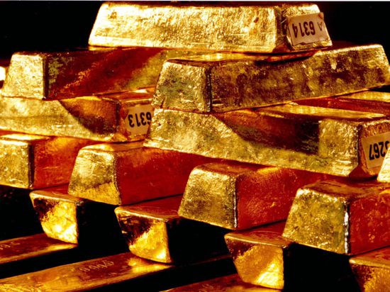 ARCHIV - Goldbarren der Deutschen Bundesbank (undatiertes Handout). Der Goldpreis hat angesichts der anhaltenden globalen Dollarschwäche Kurs auf die Marke von 800 Dollar genommen. In der Spitze kletterte der Preis für eine Feinunze des Edelmetalls (31,1 Gramm) am Montag 29.10.2007 auf 793,55 Dollar. Damit kostete eine Feinunze so viel wie zuletzt im Januar 1980. Foto Bundesbank dpa +++(c) dpa - Bildfunk+++