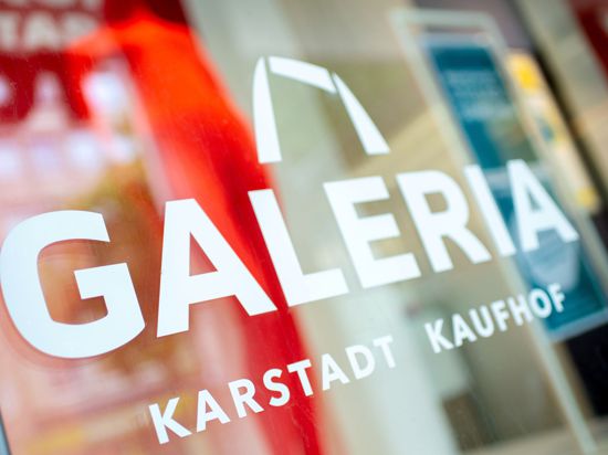 Die angeschlagene Warenhauskette Galeria Karstadt Kaufhof will nach Zugeständnissen der Vermieter sechs Filialen weniger schließen als ursprünglich geplant.