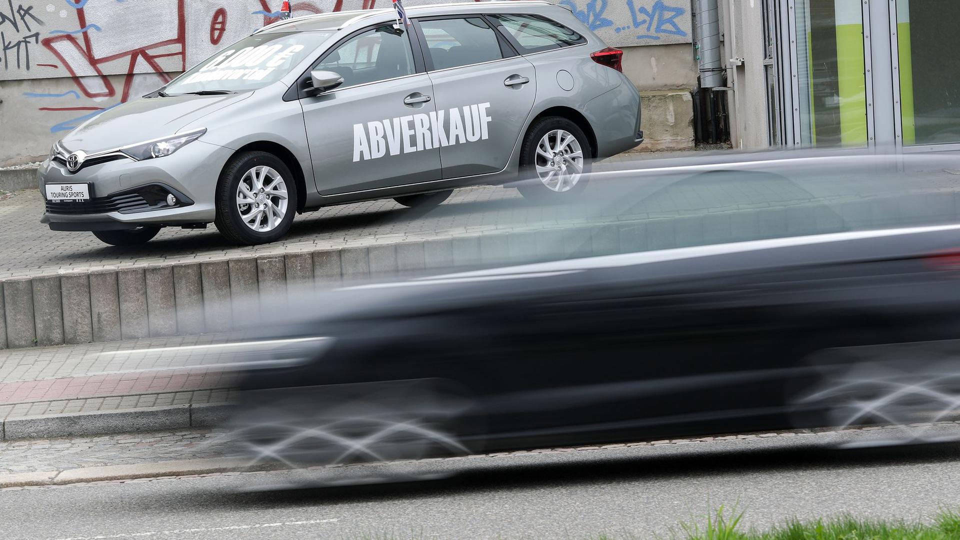 Kunden für neue Autos sind derzeit rar: Der Schriftzug „Abverkauf“ steht auf einem grauen Toyota Auris Kombi vor einem Autohaus in Chemnitz.