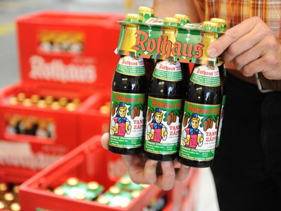 Die Staatsbrauerei Rothaus setzt nicht mehr allein auf ihr Schwarzwaldmädel  „Biergit Kraft“ auf den Etiketten. Ob die erste Markenkampagne erfolgreich ist, dürfte auch den Steuerzahler interessieren. 