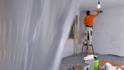 ARCHIV - 05.11.2018, Brandenburg, Sieversdorf: Ein Maler spachtelt die Wände eines Zimmers. (Zu dpa "Branchenverband: Kunden müssen immer länger auf Handwerker warten") Foto: Patrick Pleul/ZB/dpa +++ dpa-Bildfunk +++ | Verwendung weltweit