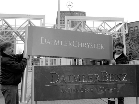 1998 ging der „Benz“ verloren: Aus Daimler-Benz wird DaimlerChrysler. Die deutsch-amerikanische „Hochzeit im Himmel“ endete in einer Scheidung.