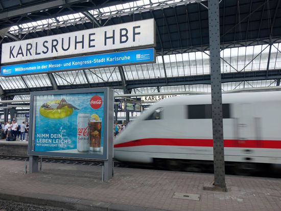 ICE im Hauptbahnhof von Karlsruhe ICE im Hauptbahnhof von Karlsruhe