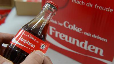 Mit dem Namen "Stephan" wird  eine Coca-Cola Flasche beklebt. 