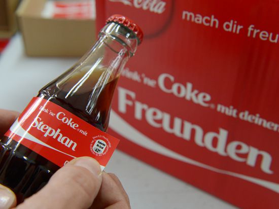 Mit dem Namen "Stephan" wird  eine Coca-Cola Flasche beklebt. 