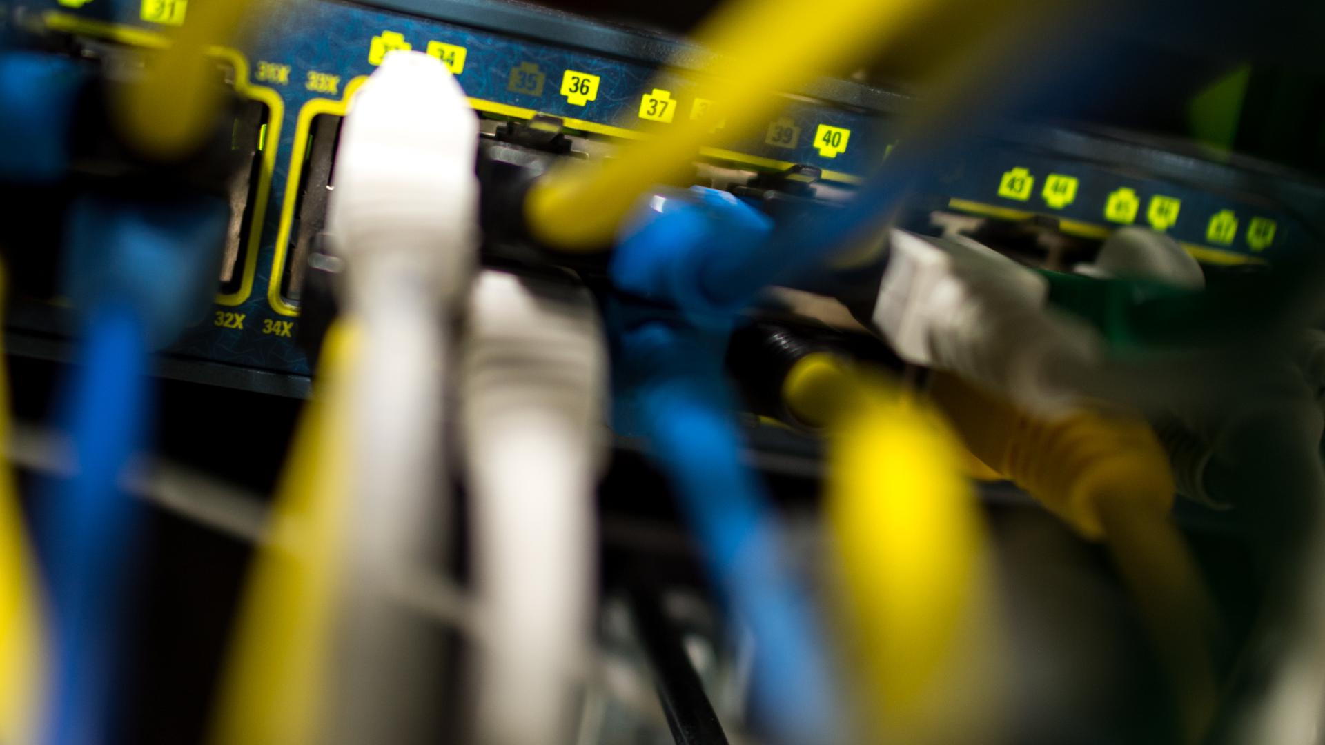 Netzwerkkabel stecken in einem Serverraum in München (Bayern) in einem Switch.