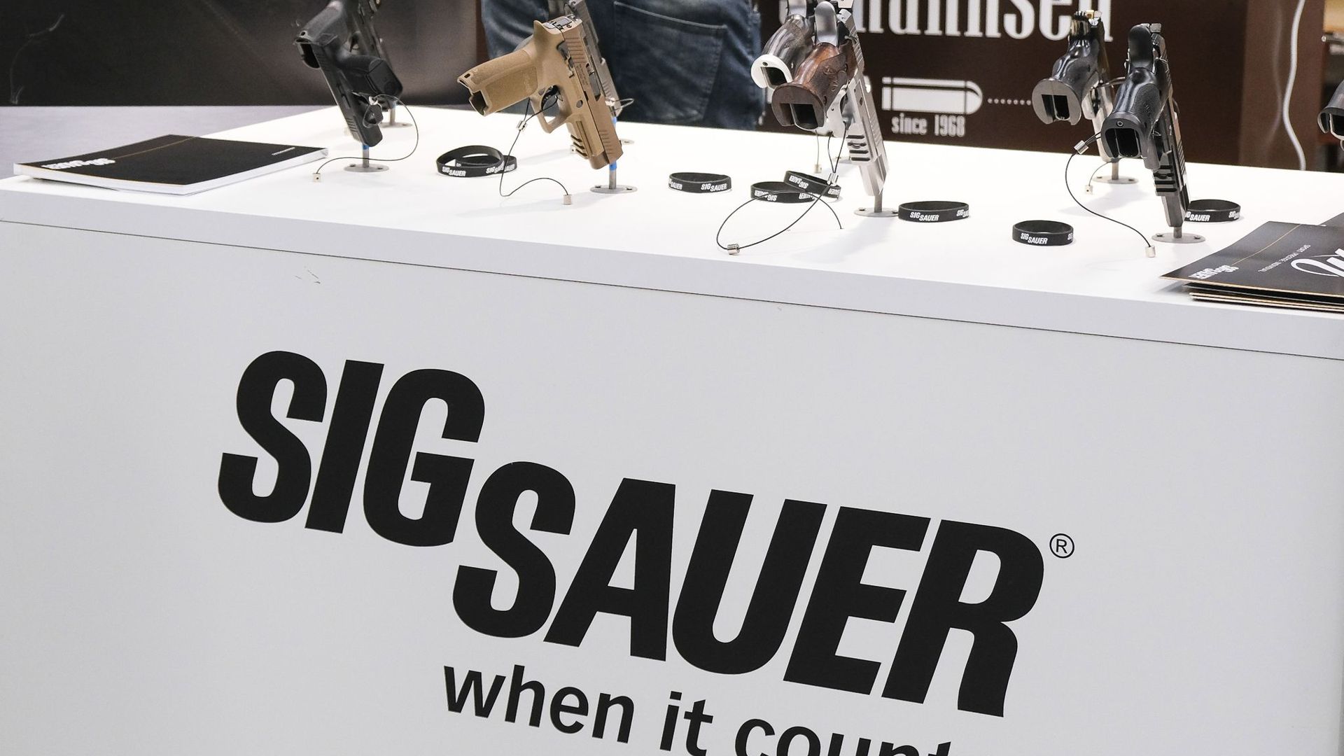 Pistolen der Firma Sig Sauer sind auf einem Ausstellungstisch bei der Messe „Outdoor 2019 Jagd & Natur“ aufgestellt.