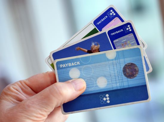 Mit Bonusprogrammen wie Payback oder Deutschlandcard lässt sich beim Einkaufen einiges sparen. Vor allem sogenannte Zusatzcoupons lassen das Punktekonto schnell wachsen.