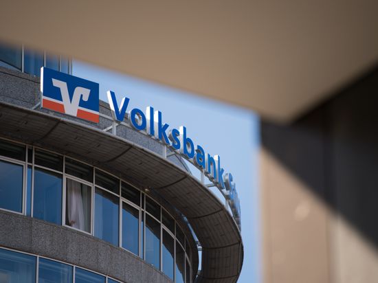 Volksbank-Logo an einer Filiale 