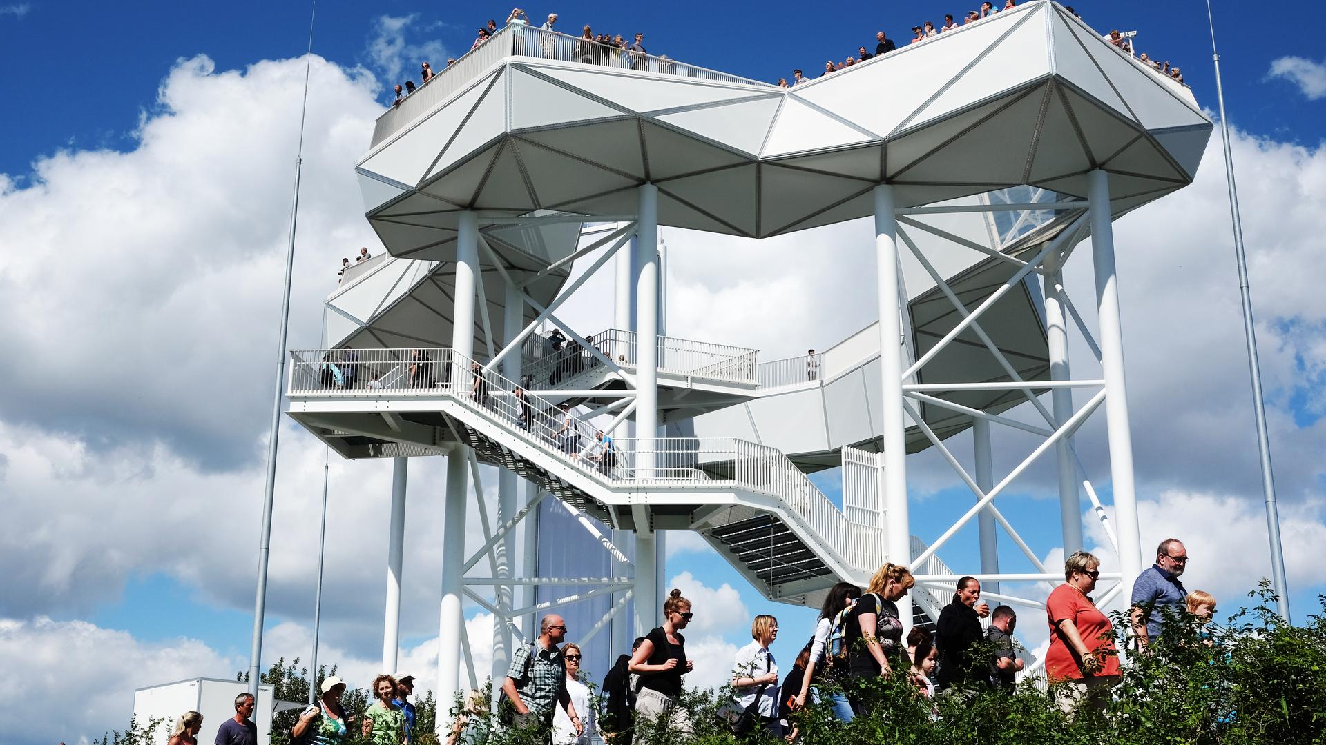 Besucher gehen  einen Anstieg zur Aussichtsplattform Wolkenhain der Internationalen Gartenausstellung «IGA Berlin 2017. Der Stahlbau kam von der Karlsruher Vollack-Gruppe.