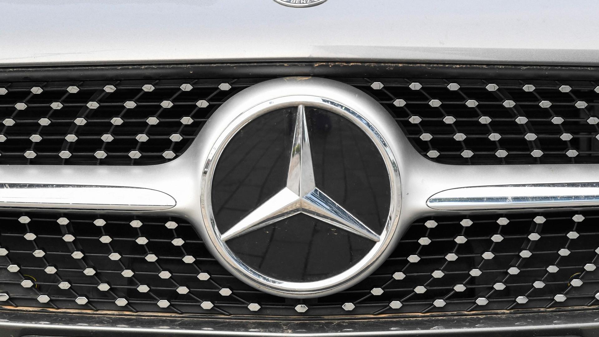 A Mercedes-Benz star is pictured is seen on the front of an passenger car in Stuttgart, southern Germany, on February 18, 2021 as Daimler holds the annual press conference as an online event.  Mercedes-Benz parent company Daimler on February 18, 2021 released preliminary earnings data for 2020 showing higher-than-expected operating profit in a year battered by the coronavirus pandemic. / AFP / THOMAS KIENZLE