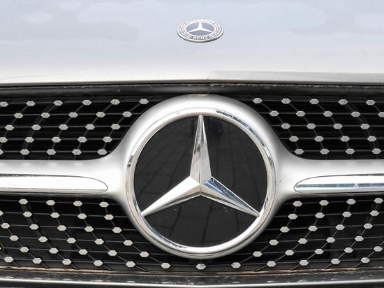 A Mercedes-Benz star is pictured is seen on the front of an passenger car in Stuttgart, southern Germany, on February 18, 2021 as Daimler holds the annual press conference as an online event.  Mercedes-Benz parent company Daimler on February 18, 2021 released preliminary earnings data for 2020 showing higher-than-expected operating profit in a year battered by the coronavirus pandemic. / AFP / THOMAS KIENZLE