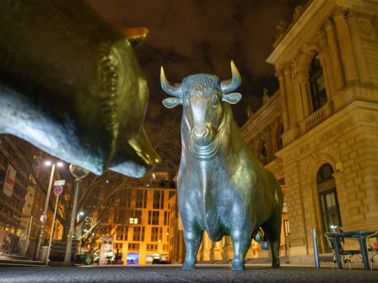 Die Skulpturen von Bulle und Bär stehen am frühen Morgen vor der Frankfurter Börse. Die Entwicklung des Aktienmarktes ist wie immer zu Jahresbeginn eine Frage, die sich viele Experten stellen. +++ dpa-Bildfunk +++
