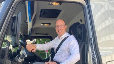 Dreht auch gern mal selbst eine Runde mit einem frisch produzierten e-Actros: seit vergangenem August ist Andreas Bachhofer am Steuer bei Daimler Truck in Wörth.