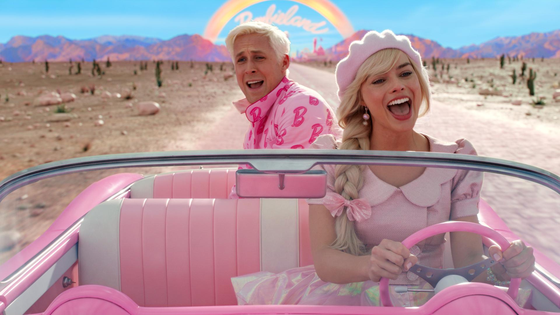 Ryan Gosling als Ken and Margot Robbie als Barbie in einer Szene der Films "Barbie".
