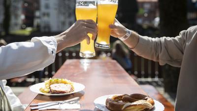 Es ist wieder Bier-Zeit im Freien: Regionale Brauereien  klagen über höhere Einkaufspreise, und zwar vom Braumalz bis zum Bierdeckel. Die wollen sie nach eigenen Angaben aber nur moderat an Biertrinker weitergeben.