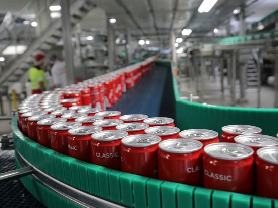 Coca-Cola-Dosen werden im Werk Karlsruhe abgefüllt