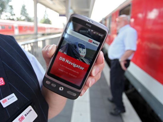Millionenfach heruntergeladen: Die App „DB Navigator“ ist aus Sicht von zahlreichen Reisenden unentbehrlich. Doch nun wirft ein Karlsruher IT-Sicherheitsexperte der Deutschen Bahn vor, es bei der App mit dem Datenschutz nicht genau genug zu nehmen.