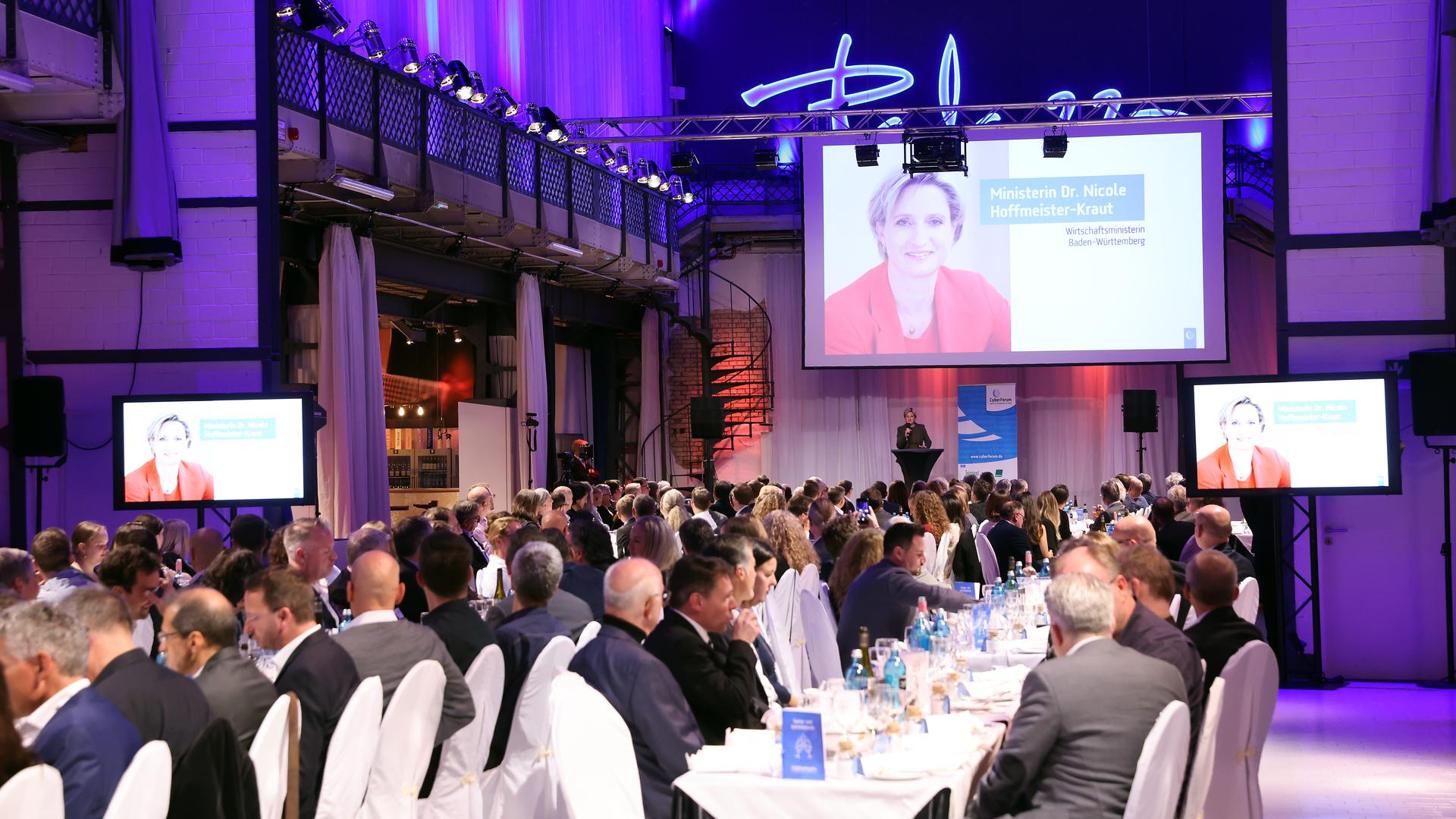 Festakt: Rund 250 Gäste feierten in der Palazzo Halle in Karlsruhe den 25. Geburtstag des Cyberforums. Unter ihnen war auch die baden-württembergische Wirtschaftsministerin Nicole Hoffmeister-Kraut.