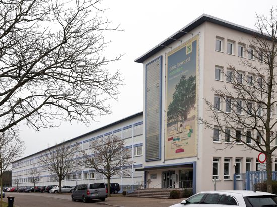 Soll verkauft werden: Die Karlsruher Schwabe-Gruppe will sich von ihrer eigenen Produktion in Ettlingen verabschieden. Dort werden Cremes und Salben hergestellt.    