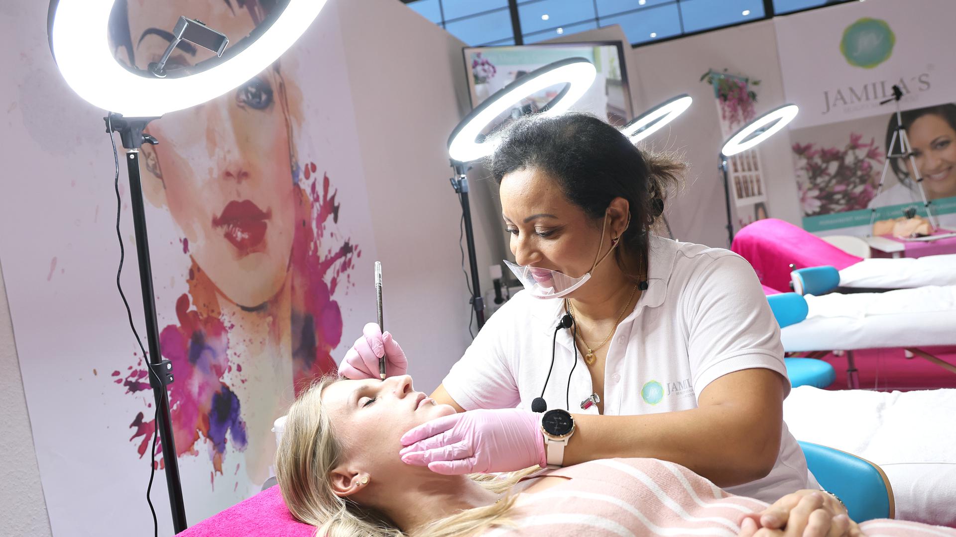 Najat Kedal, Chefin von Jamila‘s Beauty Management – Akademie, behandelt eine Kundin auf der offerta.