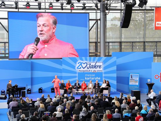 Sänger Marc Marshall gratuliert der Messe Karlsruhe zu ihrem Geburtstag. Bei einer Feier erinnerte Prominenz aus Wirtschaft, Politik und Kultur an das nun 20 Jahre alte Messeareal vor den Toren der Stadt Karlsruhe. 